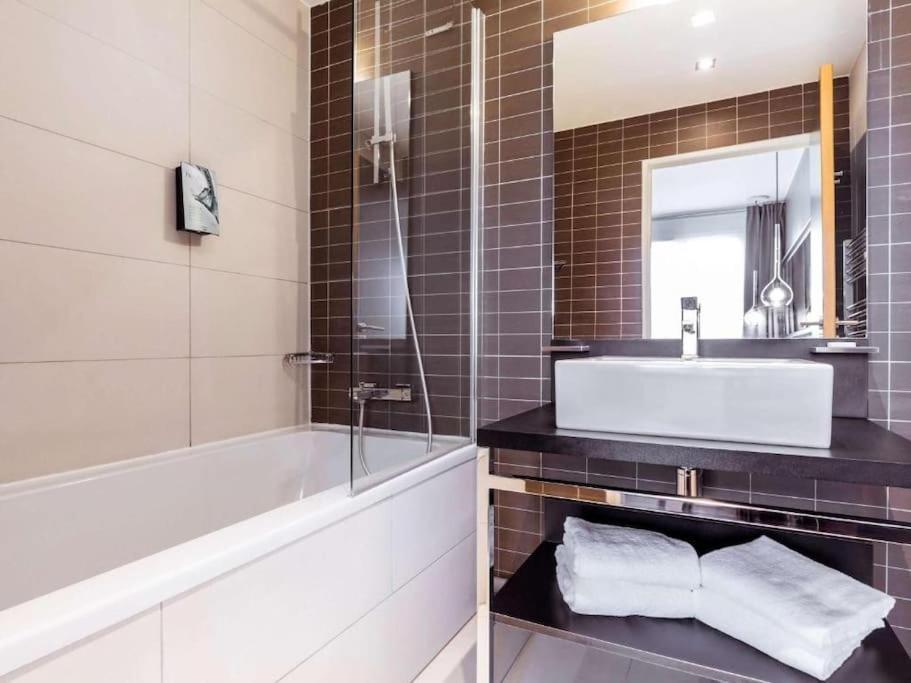 Disneyland Deluxe Flat, Outside Pool, Climatisation, 1 Min To Disney Parks 塞里斯 外观 照片